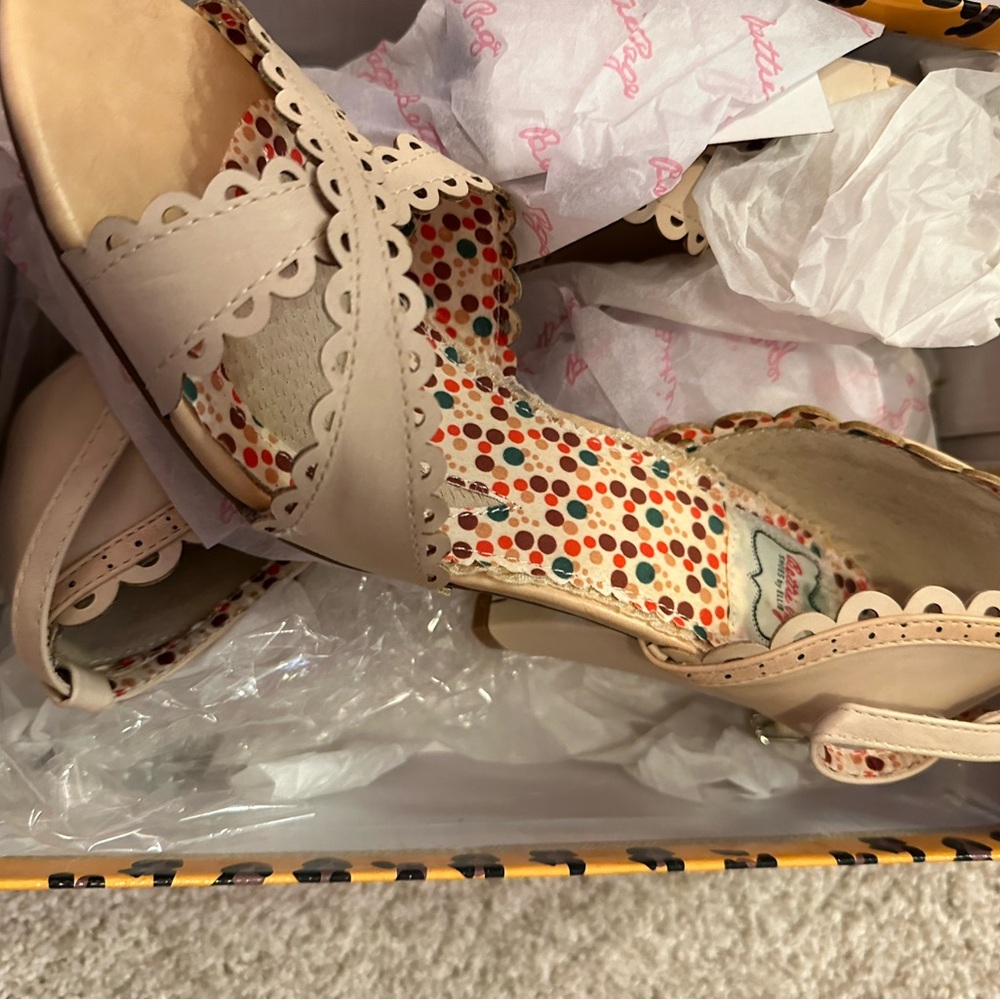 New in the box Bettie Page 4" Open Toe Heel With Scallop detail - Picture 4 of 7